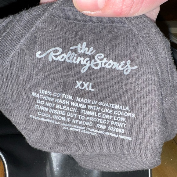 3/$15🤍The Rolling Stones Cropped Grunge V Neck Tank Top - Picture 8 of 8